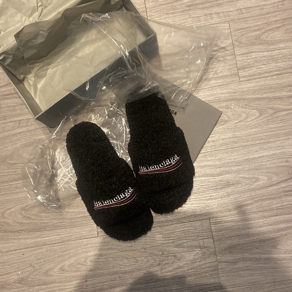 BALENCIAGA BLACK FURRY SLIDES #Balenciaga - Picture 3 of 4